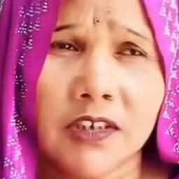 42 बीघा सरकारी भूमि में कथित हेराफेरी का मामला, राजस्व विभाग पर उठे सवाल
ग्राम प्रधान ने अदालत का दरवाजा खटखटाया, ग्रामीणों ने डीएम से लगाई न्याय की गुहार
एडीएम विनय पांडेय ने जांच के दिए निर्देश, दोषियों पर कार्रवाई की चेतावनी
रिपोर्ट नागेंद्र पांडये
फतेहपुर जिले की बिंदकी तहसील में सरकारी भूमि के कथित अनियमित आवंटन और राजस्व अभिलेखों में हेराफेरी का मामला सामने आने के बाद प्रशासनिक हलकों में हलचल तेज हो गई है। अभयपुर और थानपुर राजस्व गांवों से जुड़े इस प्रकरण में ग्रामीणों और ग्राम प्रधान ने एक राजस्व लेखपाल पर सरकारी भूमि को नियमों के विपरीत निजी व्यक्तियों के नाम दर्ज कराने के गंभीर आरोप लगाए हैं। मामले की शिकायत जिला प्रशासन तक पहुंचने के बाद जांच के आदेश दिए गए हैं।
फतेहपुर जिले के बिंदकी तहसील क्षेत्र में सरकारी भूमि से जुड़े एक कथित बड़े घोटाले ने राजस्व विभाग की कार्यप्रणाली पर सवाल खड़े कर दिए हैं। आरोप है कि सरकारी भूमि की सुरक्षा और अभिलेखों के संरक्षण की जिम्मेदारी संभालने वाले एक राजस्व लेखपाल ने अपने पद का दुरुपयोग करते हुए करोड़ों रुपये मूल्य की लगभग 42 बीघा सरकारी भूमि में अनियमितताएं कीं।
अभयपुर में 20 बीघा भूमि के पट्टे पर उठे सवाल
अभयपुर ग्राम सभा के प्रधान रामदास निषाद ने आरोप लगाया है कि ग्राम सभा की नवीन परती श्रेणी की लगभग 20 बीघा भूमि का वर्ष 2023 में कथित रूप से नियमों के विपरीत पट्टा आवंटन किया गया। प्रधान का कहना है कि पट्टा प्रक्रिया के लिए न तो ग्राम सभा की खुली बैठक आयोजित की गई और न ही उन्हें इसकी जानकारी दी गई।
प्रधान के अनुसार, जब उन्हें कई महीनों बाद मामले की जानकारी हुई तो उन्होंने प्रशासनिक अधिकारियों से शिकायत की। कार्रवाई न होने पर उन्होंने न्यायालय की शरण ली और पट्टा निरस्त करने की मांग की।
थानपुर में 22 बीघा भूमि के अभिलेखों में बदलाव का आरोप
मामले का दूसरा पहलू थानपुर गांव से जुड़ा है, जहां ग्रामीणों ने आरोप लगाया है कि लगभग 22 बीघा एहतमाली भूमि के राजस्व अभिलेखों में कथित रूप से बिना वैधानिक आदेश के बदलाव कर दिया गया। ग्रामीणों का दावा है कि भूमि को कुछ व्यक्तियों के नाम दर्ज कर दिया गया, जिससे सरकारी भूमि की स्थिति पर प्रश्नचिह्न खड़ा हो गया।
ग्रामीणों ने जिलाधिकारी कार्यालय पहुंचकर सामूहिक शिकायत दर्ज कराई और मामले की निष्पक्ष जांच की मांग की।
प्रशासन ने लिया संज्ञान
मामले की गंभीरता को देखते हुए अपर जिलाधिकारी (राजस्व एवं वित्त) विनय पांडेय ने जांच के निर्देश जारी किए हैं। प्रशासन का कहना है कि सभी अभिलेखों, आदेशों और प्रक्रिया की गहन जांच कराई जाएगी। यदि जांच में किसी भी स्तर पर अनियमितता या नियमों का उल्लंघन पाया जाता है तो संबंधित अधिकारियों एवं व्यक्तियों के विरुद्ध विभागीय और कानूनी कार्रवाई की जाएगी।
ग्रामीणों में आक्रोश, पारदर्शिता की मांग
दोनों गांवों के ग्रामीणों का कहना है कि सरकारी भूमि सार्वजनिक संपत्ति होती है और उसके संरक्षण की जिम्मेदारी प्रशासन की होती है। ग्रामीणों ने मांग की है कि कथित रूप से प्रभावित भूमि की स्थिति स्पष्ट की जाए और यदि अनियमितताएं सिद्ध होती हैं तो भूमि को पुनः ग्राम सभा के खाते में दर्ज किया जाए।
फतेहपुर का यह मामला केवल भूमि विवाद तक सीमित नहीं है, बल्कि यह प्रशासनिक पारदर्शिता, राजस्व व्यवस्था और सार्वजनिक संपत्तियों के संरक्षण से जुड़े व्यापक सवाल भी उठाता है। अब सभी की निगाहें प्रशासनिक जांच पर टिकी हैं। जांच रिपोर्ट के बाद ही यह स्पष्ट हो सकेगा कि आरोपों में कितनी सच्चाई है और आगे क्या कार्रवाई की जाएगी।
"सरकारी भूमि पर जनता का अधिकार है। पारदर्शिता, जवाबदेही और निष्पक्ष जांच ही सुशासन की सबसे बड़ी पहचान है।"
👇👇
#NDNews
#दैनिकनिष्पक्षधारा
#FatehpurNews
#Bindki
#LandScam
#RevenueDepartment
#GovernmentLand
#VillageLand
#ADMVinayPandey
#DMNidhiGuptaVats
#Transparency
#GoodGovernance
#UPNews
#BreakingNews
#PublicInterest
#LandRecords
#JusticeForVillagers
👇👇
@dgpup
@RSSorg
@UPGovt
@wpl1090
@RSSgeet
@Uppolice
@MIB_India
@PMOIndia
@HMOIndia
@abmanglik
@VHPDigital
@igrangealld
@myogioffice
@InfoDeptUP
@dmfatehpur
@sdmsadarftp
@CMOfficeUP
@CMOUP_RC
@UPPRD1948
@ChiefSecyUP
@ChiefSecyUP
@MahantYogiG
@FatehpurSdm
@fatehpurpolice
@BajrangDalOrg
@112UttarPradesh
@myogiadityanath
@CommissionerPrg
@ADGZonPrayagraj
👇👇
🟥 ND NEWS | दैनिक निष्पक्ष धारा
मुख्य संपादक / संस्थापक: राजन सिंह हाड़ा
📍 कार्यालय-3: U158, हीरा स्वीट्स के पास, विकास मार्ग, लक्ष्मी नगर, पूर्वी दिल्ली, पिन कोड – 110092 (NCR)
📞 मोबाइल: 9696119696