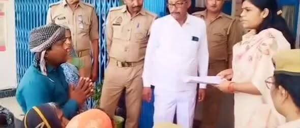 42 बीघा सरकारी भूमि में कथित हेराफेरी का मामला, राजस्व विभाग पर उठे सवाल
ग्राम प्रधान ने अदालत का दरवाजा खटखटाया, ग्रामीणों ने डीएम से लगाई न्याय की गुहार
एडीएम विनय पांडेय ने जांच के दिए निर्देश, दोषियों पर कार्रवाई की चेतावनी
रिपोर्ट नागेंद्र पांडये
फतेहपुर जिले की बिंदकी तहसील में सरकारी भूमि के कथित अनियमित आवंटन और राजस्व अभिलेखों में हेराफेरी का मामला सामने आने के बाद प्रशासनिक हलकों में हलचल तेज हो गई है। अभयपुर और थानपुर राजस्व गांवों से जुड़े इस प्रकरण में ग्रामीणों और ग्राम प्रधान ने एक राजस्व लेखपाल पर सरकारी भूमि को नियमों के विपरीत निजी व्यक्तियों के नाम दर्ज कराने के गंभीर आरोप लगाए हैं। मामले की शिकायत जिला प्रशासन तक पहुंचने के बाद जांच के आदेश दिए गए हैं।
फतेहपुर जिले के बिंदकी तहसील क्षेत्र में सरकारी भूमि से जुड़े एक कथित बड़े घोटाले ने राजस्व विभाग की कार्यप्रणाली पर सवाल खड़े कर दिए हैं। आरोप है कि सरकारी भूमि की सुरक्षा और अभिलेखों के संरक्षण की जिम्मेदारी संभालने वाले एक राजस्व लेखपाल ने अपने पद का दुरुपयोग करते हुए करोड़ों रुपये मूल्य की लगभग 42 बीघा सरकारी भूमि में अनियमितताएं कीं।
अभयपुर में 20 बीघा भूमि के पट्टे पर उठे सवाल
अभयपुर ग्राम सभा के प्रधान रामदास निषाद ने आरोप लगाया है कि ग्राम सभा की नवीन परती श्रेणी की लगभग 20 बीघा भूमि का वर्ष 2023 में कथित रूप से नियमों के विपरीत पट्टा आवंटन किया गया। प्रधान का कहना है कि पट्टा प्रक्रिया के लिए न तो ग्राम सभा की खुली बैठक आयोजित की गई और न ही उन्हें इसकी जानकारी दी गई।
प्रधान के अनुसार, जब उन्हें कई महीनों बाद मामले की जानकारी हुई तो उन्होंने प्रशासनिक अधिकारियों से शिकायत की। कार्रवाई न होने पर उन्होंने न्यायालय की शरण ली और पट्टा निरस्त करने की मांग की।
थानपुर में 22 बीघा भूमि के अभिलेखों में बदलाव का आरोप
मामले का दूसरा पहलू थानपुर गांव से जुड़ा है, जहां ग्रामीणों ने आरोप लगाया है कि लगभग 22 बीघा एहतमाली भूमि के राजस्व अभिलेखों में कथित रूप से बिना वैधानिक आदेश के बदलाव कर दिया गया। ग्रामीणों का दावा है कि भूमि को कुछ व्यक्तियों के नाम दर्ज कर दिया गया, जिससे सरकारी भूमि की स्थिति पर प्रश्नचिह्न खड़ा हो गया।
ग्रामीणों ने जिलाधिकारी कार्यालय पहुंचकर सामूहिक शिकायत दर्ज कराई और मामले की निष्पक्ष जांच की मांग की।
प्रशासन ने लिया संज्ञान
मामले की गंभीरता को देखते हुए अपर जिलाधिकारी (राजस्व एवं वित्त) विनय पांडेय ने जांच के निर्देश जारी किए हैं। प्रशासन का कहना है कि सभी अभिलेखों, आदेशों और प्रक्रिया की गहन जांच कराई जाएगी। यदि जांच में किसी भी स्तर पर अनियमितता या नियमों का उल्लंघन पाया जाता है तो संबंधित अधिकारियों एवं व्यक्तियों के विरुद्ध विभागीय और कानूनी कार्रवाई की जाएगी।
ग्रामीणों में आक्रोश, पारदर्शिता की मांग
दोनों गांवों के ग्रामीणों का कहना है कि सरकारी भूमि सार्वजनिक संपत्ति होती है और उसके संरक्षण की जिम्मेदारी प्रशासन की होती है। ग्रामीणों ने मांग की है कि कथित रूप से प्रभावित भूमि की स्थिति स्पष्ट की जाए और यदि अनियमितताएं सिद्ध होती हैं तो भूमि को पुनः ग्राम सभा के खाते में दर्ज किया जाए।
फतेहपुर का यह मामला केवल भूमि विवाद तक सीमित नहीं है, बल्कि यह प्रशासनिक पारदर्शिता, राजस्व व्यवस्था और सार्वजनिक संपत्तियों के संरक्षण से जुड़े व्यापक सवाल भी उठाता है। अब सभी की निगाहें प्रशासनिक जांच पर टिकी हैं। जांच रिपोर्ट के बाद ही यह स्पष्ट हो सकेगा कि आरोपों में कितनी सच्चाई है और आगे क्या कार्रवाई की जाएगी।
"सरकारी भूमि पर जनता का अधिकार है। पारदर्शिता, जवाबदेही और निष्पक्ष जांच ही सुशासन की सबसे बड़ी पहचान है।"
👇👇
#NDNews
#दैनिकनिष्पक्षधारा
#FatehpurNews
#Bindki
#LandScam
#RevenueDepartment
#GovernmentLand
#VillageLand
#ADMVinayPandey
#DMNidhiGuptaVats
#Transparency
#GoodGovernance
#UPNews
#BreakingNews
#PublicInterest
#LandRecords
#JusticeForVillagers
👇👇
@dgpup
@RSSorg
@UPGovt
@wpl1090
@RSSgeet
@Uppolice
@MIB_India
@PMOIndia
@HMOIndia
@abmanglik
@VHPDigital
@igrangealld
@myogioffice
@InfoDeptUP
@dmfatehpur
@sdmsadarftp
@CMOfficeUP
@CMOUP_RC
@UPPRD1948
@ChiefSecyUP
@ChiefSecyUP
@MahantYogiG
@FatehpurSdm
@fatehpurpolice
@BajrangDalOrg
@112UttarPradesh
@myogiadityanath
@CommissionerPrg
@ADGZonPrayagraj
👇👇
🟥 ND NEWS | दैनिक निष्पक्ष धारा
मुख्य संपादक / संस्थापक: राजन सिंह हाड़ा
📍 कार्यालय-3: U158, हीरा स्वीट्स के पास, विकास मार्ग, लक्ष्मी नगर, पूर्वी दिल्ली, पिन कोड – 110092 (NCR)
📞 मोबाइल: 9696119696