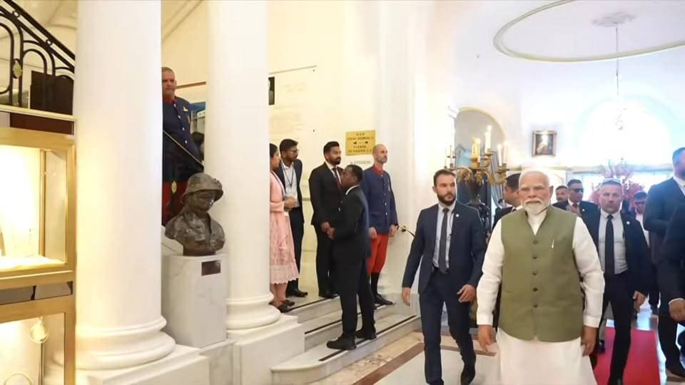 🇮🇳🇫🇷 फ्रांस के नीस शहर में प्रधानमंत्री नरेंद्र मोदी का भव्य और गर्मजोशी से स्वागत किया गया।
#वन्देभारतन्यूज़ #प्रवीणकुमार :प्रधानमंत्री मोदी के आगमन पर भारतीय समुदाय और स्थानीय लोगों ने उत्साहपूर्वक उनका अभिनंदन किया। इस अवसर पर पारंपरिक सांस्कृतिक नृत्य प्रस्तुतियों ने स्वागत समारोह को और भी यादगार बना दिया।
भारत और फ्रांस के मजबूत संबंधों की झलक इस विशेष स्वागत में देखने को मिली। प्रधानमंत्री मोदी अपने दौरे के दौरान फ्रांस के राष्ट्रपति इमैनुएल मैक्रों के साथ द्विपक्षीय वार्ता करेंगे तथा विभिन्न महत्वपूर्ण कार्यक्रमों में भाग लेंगे।
देखिए प्रधानमंत्री मोदी के नीस, फ्रांस पहुंचने पर हुए इस यादगार स्वागत की खास झलकियां।— वन्दे भारत न्यूज़ | प्रवीण कुमार