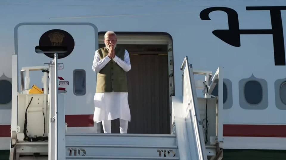 #वन्देभारतन्यूज़ :🇮🇳🇫🇷 प्रधानमंत्री नरेंद्र मोदी फ्रांस के नीस शहर पहुंचे।
प्रधानमंत्री नरेंद्र मोदी फ्रांस के राष्ट्रपति Emmanuel Macron के साथ द्विपक्षीय वार्ता करेंगे। इसके साथ ही दोनों नेता संयुक्त रूप से ‘भारत इनोवेट्स’ (Bharat Innovates) कार्यक्रम का उद्घाटन करेंगे, जिसमें भारत की नवाचार क्षमता, स्टार्टअप संस्कृति और उद्यमशीलता की भावना का प्रदर्शन किया जाएगा।
वन्दे भारत न्यूज़ | प्रवीण कुमार
ब्रेकिंग न्यूज़: पीएम मोदी का फ्रांस दौरा, राष्ट्रपति मैक्रों से अहम मुलाकात आज।