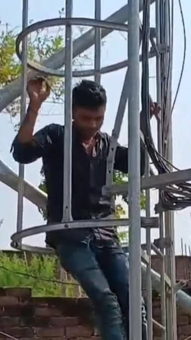 गढ़वा में प्रेम प्रसंग पर फिर बवाल: शादी की जिद में एयरटेल टावर पर चढ़ा युवक, घंटों चला हाई वोल्टेज ड्रामा#GarhwaNews #BreakingNews #JharkhandNews #LoveStoryDrama #TowerClimb #HighVoltageDrama #ViralNews #TrendingNow #AirtelTower #GarhwaDistrict #Kharaundhi #LatestUpdate #IndiaNews #SocialMediaBuzz #ViralVideo #TopStory #NewsAlert #PublicReaction #LoveAffair #JharkhandTrending #HindiNews #GroundReport #MustWatch #NewsViral #DesiNews #IndiaTrending #WorldwideNews