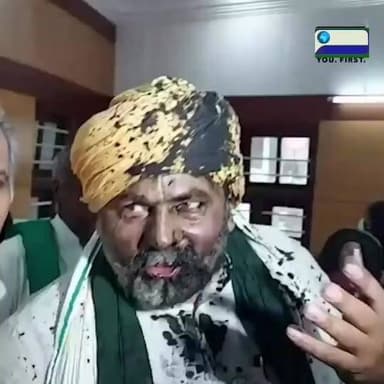 कर्नाटक।एक कार्यक्रम में किसान नेता राकेश टिकैट और युधवीर सिंह पर काली स्याही फेकी गई।
.
#rakeshtiket #farmerleader @rakesh.tikait