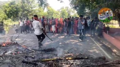 मांझी एकमा मुख्य मार्ग पर सितलपुर स्थित धमालु ब्रम्ह बाबा के समीप रविवार की सुबह आक्रोशित ग्रामीणों ने आगजनी करके वाहनों का आवागमन किया ठप। गुरुवार की रात घर के बाहर सो रही 80 वर्षीय बृद्ध महिला की पीट पीट कर ह*त्या करने वाले शेष अभियुक्तों की कथित तौर पर पुलिस द्वारा अबतक गिरफ्तारी नही किये जाने से नाराज लोगों ने किया चक्का जाम। सितलपुर निवासी रामजन्म पंडित की पत्नी 80 वर्षीया रुक्मीना देवी की गुरुवार की रात ग^ला दबाकर की गई थी ह*त्या। मौके पर पहुंची पुलिस आक्रोशित लोगों को समझाने बुझाने में जुटी। #BiharNews #sarannews #Manjhi #sitalpur #Daudpur
