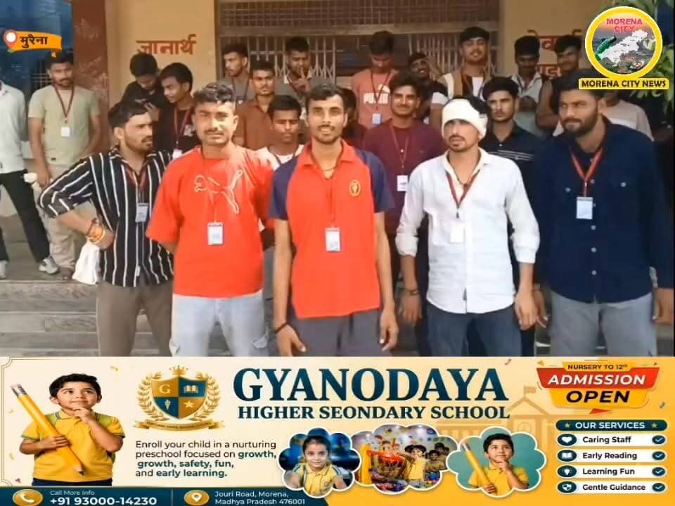 शौर्य संकल्प प्रशिक्षण योजना में अव्यवस्थाओं का आरोप, छात्रों ने कलेक्टर बंगले पहुंचकर की शिकायत
मुरैना में शौर्य संकल्प प्रशिक्षण योजना के तहत प्रशिक्षण प्राप्त कर रहे छात्रों ने व्यवस्थाओं को लेकर गंभीर आरोप लगाए हैं। शासकीय ज्ञानोदय बालक छात्रावास में रह रहे प्रशिक्षार्थियों का कहना है कि उन्हें नियमित रूप से नाश्ता नहीं दिया जा रहा है और भोजन की गुणवत्ता भी बेहद खराब है। छात्रों के अनुसार खाने में कच्ची रोटियां परोसी जा रही हैं, वहीं पेयजल की भी गंभीर समस्या बनी हुई है।
छात्रों का आरोप है कि उन्होंने छात्रावास अधीक्षक से कई बार शिकायत की, लेकिन समस्याओं का समाधान नहीं किया गया। इतना ही नहीं, विरोध करने पर अधीक्षक द्वारा धमकाने और सर्टिफिकेट नहीं देने की बात कहे जाने का भी आरोप लगाया गया है।
अपनी समस्याओं के समाधान की मांग को लेकर सभी छात्र कलेक्टर लोकेश कुमार जांगिड़ के बंगले पर पहुंचे और प्रशासन से मामले की निष्पक्ष जांच कर उचित कार्रवाई की मांग की। अब देखना होगा कि प्रशासन छात्रों की शिकायतों पर क्या कदम उठाता है।
#morena #मुरैना #छात्र #कलेक्टर #समाचार
