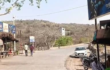 मिर्जापुर का खूबसूरत लखनिया दरी जलप्रपात बदहाली का शिकार, पर्यटकों को सुविधाओं के बजाय मिल रही मायूसी
मिर्जापुर। कलेक्ट्रेट से करीब 60 किलोमीटर दूर स्थित अहरौरा का प्रसिद्ध लखनिया दरी जलप्रपात इन दिनों अव्यवस्थाओं और विभागीय अनदेखी के कारण अपनी बदहाली पर आंसू बहा रहा है।
प्राकृतिक सुंदरता से भरपूर यह झरना हर साल बड़ी संख्या में पर्यटकों को अपनी ओर आकर्षित करता है, लेकिन सुविधाओं के अभाव और विभागीय लापरवाही के चलते इसे बंद कर दिया गया है।
स्थानीय लोगों और पर्यटकों का कहना है कि घटनाएं हर जगह होती हैं, लेकिन इसका समाधान पूरे पर्यटन स्थल को बंद करना नहीं बल्कि सुरक्षा व्यवस्था और सुविधाओं को बेहतर बनाना होना चाहिए।
बरसात का मौसम आने वाला है और ऐसे में बड़ी संख्या में लोग झरनों की ओर रुख करते हैं। मगर लखनिया दरी बंद होने से पर्यटकों को निराश होकर लौटना पड़ सकता है।
लोगों की मांग है कि प्रशासन इस पर्यटन स्थल को बंद करने के बजाय यहां सुरक्षा इंतजाम, निगरानी, रास्तों और अन्य जरूरी सुविधाओं को विकसित करे, ताकि मिर्जापुर के इस प्राकृतिक धरोहर को पहचान मिल सके और स्थानीय पर्यटन को बढ़ावा मिले।
आपकी राय में क्या लखनिया दरी को बंद करने के बजाय बेहतर सुविधाओं के साथ खोलना चाहिए?