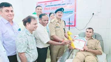 विश्व रक्तदाता दिवस पर अपर पुलिस अधीक्षक अमरोहा एवं सीएमओ अमरोहा द्वारा रक्तदान शिविर का शुभारम्भ किया गया। इस अवसर पर अधिकारियों एवं पुलिस कार्मिकों ने बढ़-चढ़कर रक्तदान कर मानवता की सेवा का संदेश दिया तथा भविष्य में नियमित रक्तदान का संकल्प लिया।
@Uppolice https://t.co/q9s0wxlle9