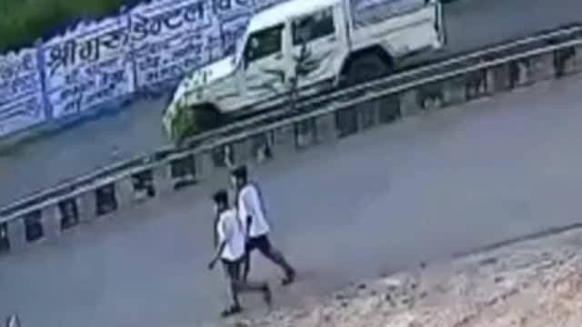 रॉन्ग साइड की एक लापरवाही ने मां का इकलौता सहारा छीन लिया...
23 वर्षीय दिलीप पटेल अब कभी घर नहीं लौटेंगे। सड़क पर नियम तोड़ने की कीमत एक परिवार ने अपने बेटे को खोकर चुकाई।
ॐ शांति।
#मंदसौर #सड़क_हादसा #दिलीपपटेल #RoadSafety #MandsaurNews YashasviDuniya