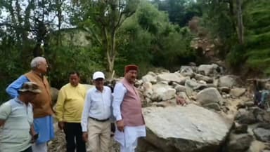आपदा प्रभावितों के बीच पहुंचे कैबिनेट मंत्री भरत सिंह चौधरी, खलियाण बांगर में किया स्थलीय निरीक्षण!! अतिवृष्टि से हुए नुकसान पर सरकार गंभीर, राहत कार्यों में लापरवाही पर सख्त चेतावनी!
रूद्रप्रयाग के खलियाण बांगर क्षेत्र में हाल ही में हुई भीषण अतिवृष्टि से प्रभावित इलाकों का कैबिनेट मंत्री भरत सिंह चौधरी ने स्वयं मौके पर पहुंचकर निरीक्षण किया। उन्होंने आपदा प्रभावित परिवारों से मुलाकात कर उनकी समस्याएं सुनीं और हरसंभव सहायता का भरोसा दिया।
👉 मंत्री ने अधिकारियों को स्पष्ट निर्देश दिए कि प्रभावित परिवारों तक तत्काल राहत सामग्री पहुंचाई जाए, नुकसान का शीघ्र आकलन कर नियमानुसार मुआवजा और सहायता उपलब्ध कराई जाए। उन्होंने दो टूक कहा कि राहत कार्यों में किसी भी प्रकार की लापरवाही बर्दाश्त नहीं की जाएगी।
मानसून से पहले हाई अलर्ट मंत्री ने सभी विभागों को आगामी मानसून को देखते हुए पूरी तैयारी रखने के निर्देश दिए। जेसीबी मशीनें, राहत सामग्री, चिकित्सा सेवाएं और रेस्क्यू टीमें हर समय तैयार रखने को कहा गया।
मंत्री भरत सिंह चौधरी ने क्षेत्रवासियों से अपील करते हुए कहा कि बारिश के दौरान सतर्क रहें, नदी-नालों के समीप जाने से बचें और किसी भी आपात स्थिति की सूचना तुरंत प्रशासन को दें।
उन्होंने कहा कि मुख्यमंत्री पुष्कर सिंह धामी के नेतृत्व में राज्य सरकार आपदा की इस कठिन घड़ी में हर प्रभावित परिवार के साथ मजबूती से खड़ी है।
खलियाण बांगर में राहत और पुनर्वास कार्यों की होगी लगातार निगरानी, प्रभावितों को हरसंभव मदद दिलाने का भरोसा।
#Rudraprayag #KhaliyanBangar #DisasterRelief #BharatSinghChaudhary #Uttarakhand #HeavyRainfall #MonsoonAlert #PushkarSinghDhami #BreakingNews #ViralPost #UttarakhandNews #RudraprayagUpdate 🚨🌧️🙏