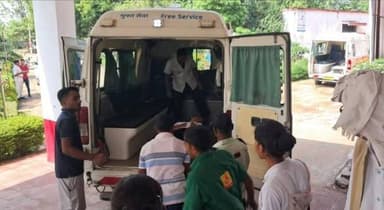 ट्रेनिंग के दौरान 11 महिला प्रशिक्षु सिपाही बेहोश, 4 की हालत गंभीर
डेहरी-ऑन-सोन (रोहतास)। रोहतास जिले के बीएसएपी-2 पुलिस प्रशिक्षण केंद्र में रविवार को 16 किलोमीटर की दौड़ के दौरान 11 महिला प्रशिक्षु सिपाहियों की अचानक तबीयत बिगड़ गई। दौड़ के क्रम में एक-एक कर कई प्रशिक्षु ट्रैक पर गिरकर बेहोश हो गईं, जिससे प्रशिक्षण केंद्र में अफरा-तफरी मच गई। सभी को तत्काल इलाज के लिए डेहरी अनुमंडलीय अस्पताल ले जाया गया।
चिकित्सकों के अनुसार तेज गर्मी और हीट वेव के कारण प्रशिक्षुओं की तबीयत बिगड़ी। अधिकांश प्रशिक्षु सीने में दर्द, सांस लेने में परेशानी और पेट दर्द की शिकायत कर रही थीं। अनुमंडलीय अस्पताल में आईसीयू सुविधा नहीं होने के कारण गंभीर स्थिति वाली चार महिला प्रशिक्षुओं को बेहतर इलाज के लिए सासाराम सदर अस्पताल रेफर किया गया, जबकि एक को आगे इलाज के लिए जमुहार स्थित Narayan Medical College and Hospital भेजा गया। बीएसएपी-2 में इन दिनों नवचयनित महिला जवानों का प्रशिक्षण चल रहा है। उल्लेखनीय है कि पिछले सप्ताह भी 16 किलोमीटर की दौड़ के दौरान कई पुरुष प्रशिक्षु सिपाहियों की तबीयत बिगड़ी थी, जिसमें एक जवान की इलाज के दौरान मौत हो गई थी।
