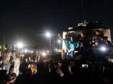 बिहार सिपाही भर्ती परीक्षा- स्टेशन पर कैंडिडेट्स ने तोड़फोड़-पथराव किया,ट्रेनें रोकीं, पुलिस ने हवाई फायर किए; व्यवस्थाएं न होने से छात्रों का हंगामा
छात्रों ने पाटलिपुत्र स्टेशन पर जमकर हंगामा किया। पुलिस को हालात काबू करने के लिए हवाई फायर करना पड़ा। छात्रों ने पाटलिपुत्र स्टेशन पर जमकर हंगामा किया। पुलिस को हालात काबू करने के लिए हवाई फायर करना पड़ा। बिहार में आज से सिपाही भर्ती परीक्षा हो रही है। परीक्षा शुरू होने से पहले पाटलिपुत्र रेलवे स्टेशन पर कैंडिडेट्स ने ट्रेनों की पर्याप्त व्यवस्था न होने से नाराज होकर रेलवे ट्रैक पर विरोध प्रदर्शन किया। आक्रोशित छात्रों ने कई ट्रेनों को रोक दिया। पथराव किया और एग्जाम स्पेशल ट्रेन में तोड़फोड़ भी की।
मौके पर पहुंचे पटना के DM डॉ. त्यागराजन ने बताया कि आधी रात के करीब हमें खबर मिली कि कुछ लोग हंगामा कर रहे हैं। हमने उनसे गुजारिश की कि वे हंगामा न करें और उन परीक्षार्थियों का सहयोग करें जो परीक्षा देना चाहते हैं।
कुछ असामाजिक तत्वों ने बार-बार इमरजेंसी चेन खींची और तरह-तरह की मांगें रखीं, जैसे कि स्पेशल ट्रेनों की मांग, जबकि पहले से ही दो स्पेशल ट्रेनें चलाई गई थीं।
त्यागराजन ने यह भी बताया कि प्रदर्शनकारियों ने उन छात्रों को भी रोका, जो जाना चाहते थे। इन वजहों से हमें हल्का बल प्रयोग करना पड़ा। अब स्थिति पूरी तरह सामान्य है और ट्रेनें रवाना हो चुकी हैं। परीक्षा देने वालों के लिए तय ट्रेनें पहले ही निकल चुकी हैं। बाकी ट्रेनें भी सामान्य रूप से चल रही हैं।
