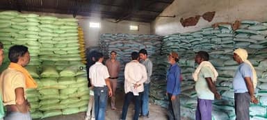 कलेक्टर एवं जिला मजिस्ट्रेट श्री Arpit Verma IAS द्वारा खाद वितरण व्यवस्था की लगातार निगरानी की जा रही है। उनके निर्देशानुसार, आज करैरा में तहसीलदार ललित शर्मा द्वारा डबल लॉक गोदाम का औचक निरीक्षण किया गया, ताकि यह सुनिश्चित हो सके कि किसानों को खाद के लिए किसी भी तरह की परेशानी न उठानी पड़े।
जिले में खाद की पर्याप्त उपलब्धता है। किसानों को 'e-token' के माध्यम से खाद बुक करना है, ताकि उन्हें कतारों में खड़ा न होना पड़े और उनका समय बच सके।
प्रशासन की पूरी कोशिश है कि किसान बिना किसी तनाव के खाद प्राप्त करें। साथ ही, खाद की कालाबाजारी करने वालों को कड़ी चेतावनी दी गई है, यदि कोई भी अनुचित लाभ उठाने की कोशिश करता है, तो किसान तुरंत इसकी सूचना दें। अनियमितता मिलने पर सख्त कार्यवाही की जाएगी।
CM Madhya Pradesh
Jansampark Madhya Pradesh
Department of Agriculture, Madhya Pradesh
#shivpuri
