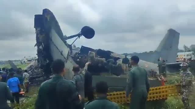 भारतीय वायुसेना का AN-32 विमान हादसे का शिकार
असम के जोरहाट एयरफोर्स स्टेशन पर भारतीय वायुसेना का AN-32 ट्रांसपोर्ट विमान लैंडिंग के दौरान दुर्घटनाग्रस्त हो गया। इस हादसे में वायुसेना के 5 जवान शहीद हो गए, जबकि सह-पायलट घायल अवस्था में बच गया और उसका उपचार जारी है। हादसे के बाद वायुसेना ने जांच के आदेश देते हुए कोर्ट ऑफ इंक्वायरी गठित की है।
शहीद जवान
▪️ स्क्वाड्रन लीडर प्रशांत सिंह
▪️ फ्लाइट लेफ्टिनेंट शुभम कुमार
▪️ सार्जेंट जितेंद्र शर्मा
▪️ अग्निवीरवायु खेमाराम कुमावत
▪️ अग्निवीरवायु दानिश आलम
🇮🇳 देश ने खोए अपने 5 वीर सपूत
असम के जोरहाट एयरफोर्स स्टेशन पर AN-32 विमान हादसे में भारतीय वायुसेना के 5 जवान शहीद हो गए। राष्ट्र अपने वीरों को भावभीनी श्रद्धांजलि अर्पित करता है।
🙏 शहीदों को विनम्र नमन।
#IndianAirForce #AN32Crash #Jorhat #Assam #IAF BreakingNews Tribute JaiHind IndianArmy AirForce NewsUpdate 🇮🇳