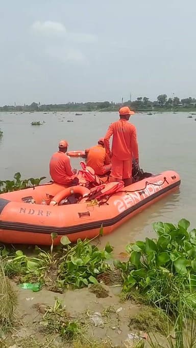 কালনার ভাগীরথী নদী তে দুই যুবকের তলিয়ে যাওয়ার ঘটনায় উদ্ধার হয় এক যুবকের দেহ ডুবুরী নাম িয়ে আরো একজনের দেহের খোঁজে চলছে তল্লাশি,,