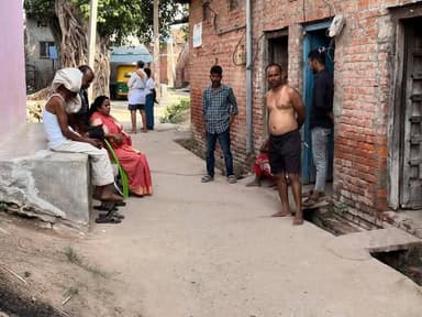 भोपतपुर पहुंची जिला परिषद सदस्य गीता पासी सड़क दुर्घटना में दरोगा साजन पासवान की हुई थी मौत....