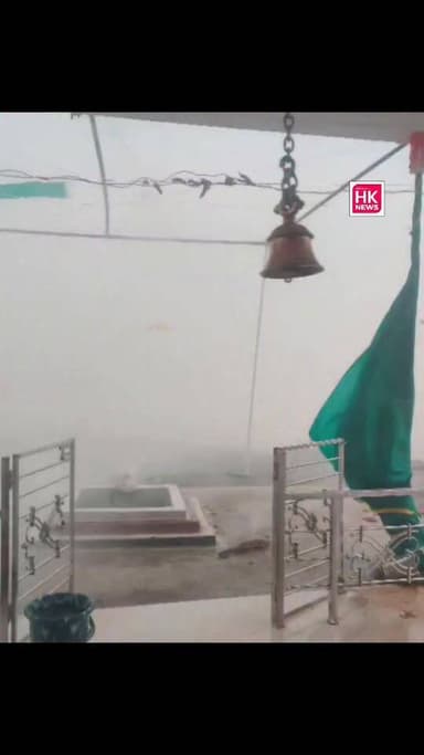 आंधी-तूफान का कहर!
सिवनी जिले के छपारा विकासखंड के निवारी-पुनर मार्ग पर तेज हवा और बारिश से भारी नुकसान। कई बिजली के खंभे गिरे, वहीं मंदिर परिसर में रखा लकड़ी का तख्त भी तेज हवाओं के कारण घिसटता हुआ दिखाई दिया।
🌪️ प्रकृति के रौद्र रूप का वीडियो आया सामने।
#Seoni #WeatherUpdate #Storm #HeavyRain #MPNews #Chhapara #BreakingNews #ViralVideo #MadhyaPradesh #RainAlert #NewsUpdate #SeoniNews Dinesh Rai Munmun
