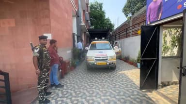 चासनाला कांड्रा निवासी सिंह मेंशन समर्थक बजरंगी महतो के भाई संजय महतो को हार्ट अटैक आने की सूचना के बाद मेडी अस्पताल पहुँचे धनबाद महापौर संजीव सिंह, इस दौरान महापौर ने परिजनों से मुलाकात किए और बेहतर उपचार सुनिश्चित करने के उद्देश्य से उन्हें तत्काल विवेकानंद अस्पताल, दुर्गापुर रेफर करवाया।