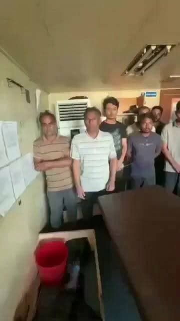 ओमान के समुद्र में भारतीय नाविक की मौत; जहाज पर सड़ रहा शव, बर्फ की बोतलों के सहारे साथी
मस्कट/नई दिल्ली: ओमान के तट के पास समुद्र में फंसे एक मालवाहक जहाज से एक बेहद अमानवीय और विचलित करने वाली खबर सामने आ रही है। जहाज पर तैनात भारतीय सेकंड ऑफिसर निशांत उर्थनाथन (33 वर्ष) की बीती 11 जून को मौत हो गई थी। दुखद बात यह है कि मौत के तीन दिन बीत जाने के बाद भी उनका पार्थिव शरीर हिंदुस्तान नहीं लाया जा सका है। जहाज पर शव को सुरक्षित रखने के लिए 'फ़्रीज़र' या कोल्ड स्टोरेज की व्यवस्था न होने के कारण, उनके साथी नाविक पानी की ठंडी बोतलों और बर्फ के सहारे शव को सड़ने से बचाने की बेबस कोशिश कर रहे हैं।
जहाज पर फंसे अन्य साथियों ने इस बदहाली का वीडियो और तस्वीरें सोशल मीडिया पर साझा की हैं, जिसके बाद से लोगों में भारी आक्रोश है। सोशल मीडिया पर लोग विदेश मंत्रालय (MEA) और प्रधानमंत्री कार्यालय (PMO) को टैग कर तुरंत हस्तक्षेप करने की मांग कर रहे हैं। नाविकों के संगठनों ने भी सरकार से अपील की है कि राजनयिक स्तर पर ओमान सरकार से बात करके तत्काल शव को पोर्ट पर उतारा जाए और एयरलिफ्ट कर भारत भेजा जाए।
#JusticeForNishanth #SaveIndianSeamen #BringHimBack #IndianNavy #HumanityFirst #देश
#breakingnews #NationalNews