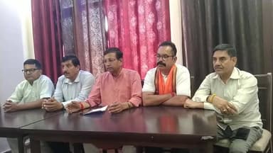पूर्व खाद्य आपूर्ति मंत्री राजिंद्र गर्ग घुमारवीं में प्रेस वार्ता को सम्बोधित करते हुए:----