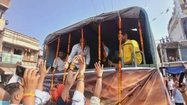 जहानाबाद : असम के जोरहाट में हुए एयरफोर्स विमान हादसे में शहीद हुए फ्लाइट लेफ्टिनेंट शुभम कुमार का पार्थिव शरीर शनिवार को जहानाबाद पहुंचते ही माहौल गमगीन हो गया। अरवल मोड़ पर बड़ी संख्या में लोगों ने तिरंगे में लिपटे वीर सपूत को श्रद्धांजलि दी। इस दौरान "शहीद शुभम कुमार अमर रहें" और "भारत माता की जय" के नारों से पूरा इलाका गूंज उठा। लोगों ने नम आंखों से अपने जिले के वीर जवान को अंतिम सलाम किया।