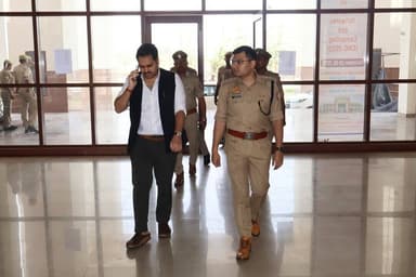 उत्तर प्रदेश लोक सेवा आयोग द्वारा आयोजित प्रवक्ता भर्ती परीक्षा की निष्पक्षता, पारदर्शिता एवं सुचारु संचालन सुनिश्चित करने हेतु जिलाधिकारी एवं पुलिस अधीक्षक सोनभद्र ने राजकीय इंजीनियरिंग कॉलेज चुर्क परीक्षा केंद्र का निरीक्षण किया।
@digmirzapur
@adgzonevaranasi
@Uppolice
@dgpup https://t.co/sNOCu1WQG3