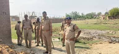 #SP_Mirzapur #अपर्णा_रजत_कौशिक के निर्देशन में थाना लालगंज पुलिस द्वारा ड्रोन कैमरे की निगरानी में दबिश देकर 40ली0अवैध कच्ची शराब के साथ 01 अभियुक्त गिरफ्तार, मौके पर करीब-05 कुंतल लहन, 25 भट्ठीयां तथा शराब निर्माण मे प्रयुक्त सामग्री/उपकरण को किया गया नष्ट —
#UPPolice #Mirzapur https://t.co/JTybVmQlZ5