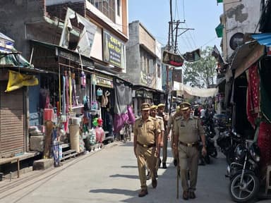 पुलिस अधीक्षक अमरोहा श्री लखन सिंह यादव के निर्देशानुसार जनपद में कानून-व्यवस्था को सुदृढ़ बनाए रखने एवं अपराध नियंत्रण के दृष्टिगत समस्त थाना प्रभारियो द्वारा अपने-अपने थाना क्षेत्रान्तर्गत पैदल गश्त की गई।
@Uppolice
#Footpatrolling https://t.co/A1otwcC7W9