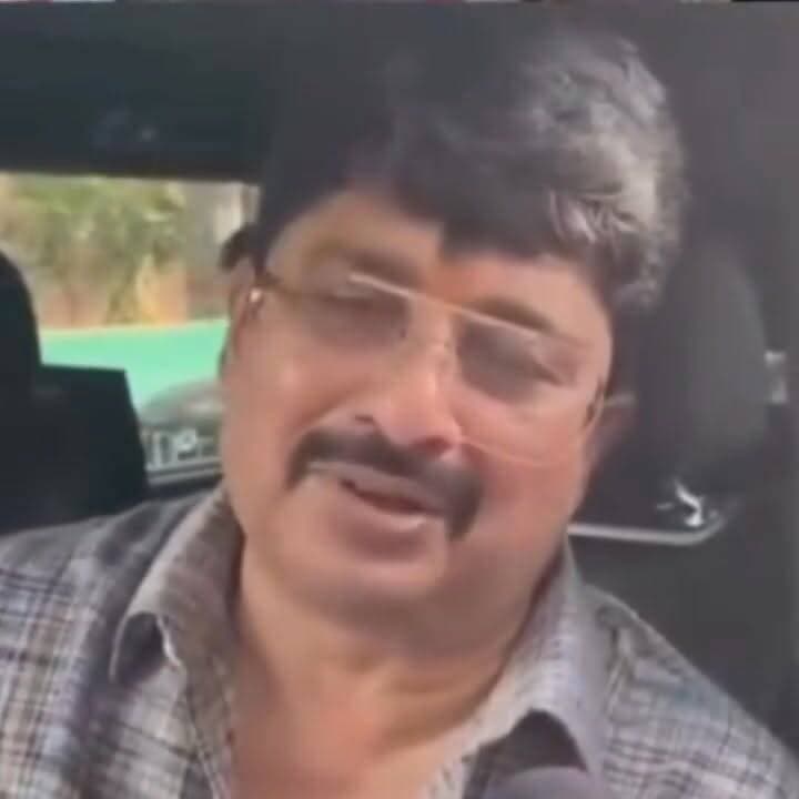 राजा भैया के तालाब में सचमुच हैं मगरमच्छ? सवाल पर मिला दिलचस्प जवाब
प्रतापगढ़ के कुंडा स्थित चर्चित तालाब को लेकर वर्षों से मगरमच्छ होने की चर्चाएं होती रही हैं। इसी बीच एक वायरल वीडियो में जब किसी व्यक्ति ने इस बारे में सवाल किया तो जनसत्ता दल लोकतांत्रिक के नेता ने अपने अंदाज़ में जवाब दिया।
राजा भैया ने कहा कि वह खुद तालाब तक ले चलेंगे, फिर जो नतीजा निकले, वही सच मान लिया जाए। उनका यह जवाब अब सोशल मीडिया पर तेजी से वायरल हो रहा है और लोगों के बीच चर्चा का विषय बना हुआ है।
वीडियो पर यूजर्स अलग-अलग प्रतिक्रियाएं दे रहे हैं।
#RajaBhaiya #Kunda #Pratapgarh #UttarPradesh #ViralVideo #PoliticalNews #TrendingNews #SocialMedia #NewsUpdate #ChambalTimes