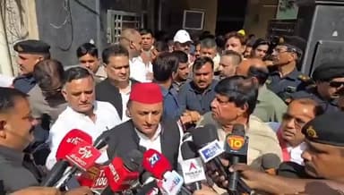 शनिवार को आगरा पहुंचे अखिलेश यादव, रामजीलाल सुमन के परिवार से की मुलाकात
"आज रामजीलाल सुमन जी के दुख की घड़ी में मैं उनके परिवार से मिलने आया हूं" — अखिलेश यादव
शनिवार को आगरा पहुंचकर परिवार के प्रति संवेदना व्यक्त की, हर संभव सहयोग का भरोसा दिया।
#AkhileshYadav #Agra #RamjilalSuman #SamajwadiParty #AgraNews #UPPolitics #BreakingNews #AkhileshInAgra #PoliticalNews #UttarPradesh #ChambalTimes #NewsUpdate #AgraUpdate #SPNews #SaturdayVisit