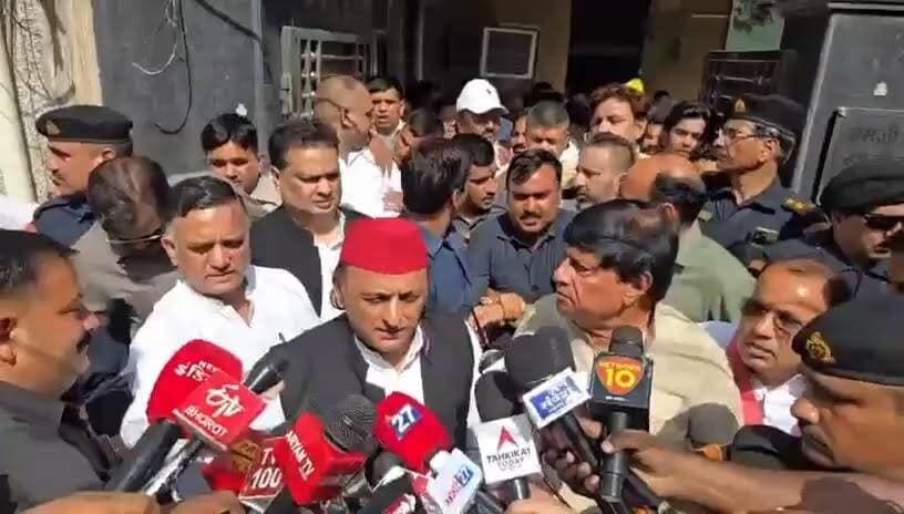 शनिवार को आगरा पहुंचे अखिलेश यादव, रामजीलाल सुमन के परिवार से की मुलाकात
"आज रामजीलाल सुमन जी के दुख की घड़ी में मैं उनके परिवार से मिलने आया हूं" — अखिलेश यादव
शनिवार को आगरा पहुंचकर परिवार के प्रति संवेदना व्यक्त की, हर संभव सहयोग का भरोसा दिया।
#AkhileshYadav #Agra #RamjilalSuman #SamajwadiParty #AgraNews #UPPolitics #BreakingNews #AkhileshInAgra #PoliticalNews #UttarPradesh #ChambalTimes #NewsUpdate #AgraUpdate #SPNews #SaturdayVisit