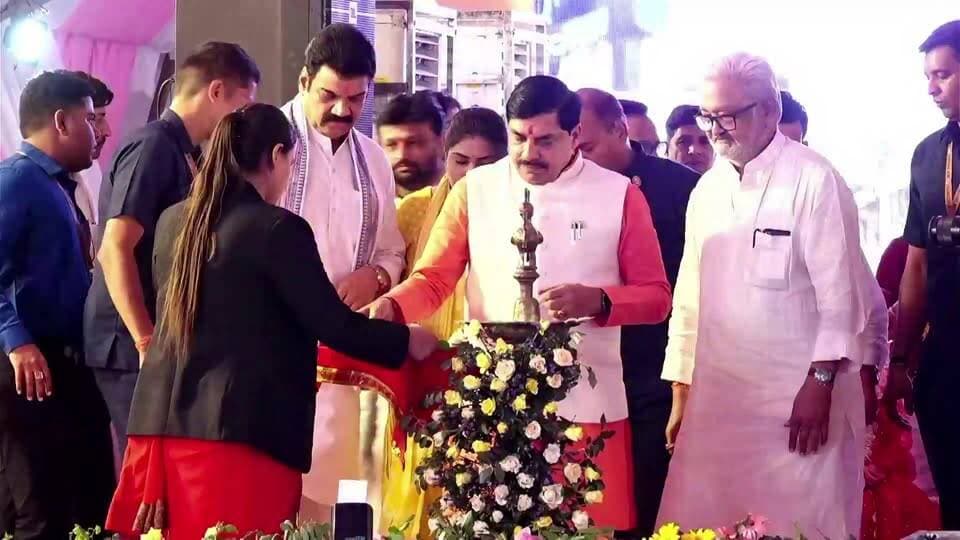 मुख्यमंत्री डॉ. मोहन यादव ने सागर जिले के केसली में आयोजित लाड़ली बहना योजना अंतर्गत राशि अंतरण तथा विभिन्न विकास कार्यों के भूमिपूजन एवं लोकार्पण कार्यक्रम का दीप प्रज्ज्वलित कर शुभारंभ किया।
#agarlivenews #cmmohanyadav #ladalibahanayojana