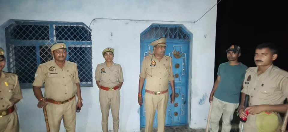लूट और गैंगस्टर मामलों के आरोपियों की तलाश में पुलिस का बड़ा अभियान
हथगांव पुलिस ने गांव-गांव पहुंचकर लोगों को किया सतर्क, इनामी और हिस्ट्रीशीटरों के खिलाफ मुनादी
अपराधियों को शरण न देने की अपील, फरार आरोपियों की तलाश में लगातार दबिश जारी
✒️रिपोर्ट नाजिया परवीन
फतेहपुर जिले के हथगांव थाना क्षेत्र में पुलिस ने फरार अपराधियों और हिस्ट्रीशीटरों के खिलाफ अभियान तेज कर दिया है। लूट, गैंगस्टर एक्ट और अन्य गंभीर मामलों में वांछित आरोपियों की तलाश में पुलिस टीम ने उनके गांवों और संभावित ठिकानों पर दबिश दी। इस दौरान ग्रामीणों को जागरूक करते हुए पुलिस ने सार्वजनिक घोषणा के माध्यम से लोगों से अपराधियों की मदद न करने और किसी भी संदिग्ध गतिविधि की सूचना तत्काल प्रशासन को देने की अपील की।
उत्तर प्रदेश के फतेहपुर जनपद में अपराध नियंत्रण को लेकर पुलिस अधीक्षक के निर्देशन में चलाए जा रहे विशेष अभियान के तहत हथगांव थाना पुलिस ने फरार और इनामी अपराधियों के खिलाफ सख्त रुख अपनाया है। पुलिस टीम गांवों में पहुंचकर न केवल आरोपियों के संभावित ठिकानों पर दबिश दे रही है बल्कि ग्रामीणों को जागरूक भी कर रही है।
प्राप्त जानकारी के अनुसार थाना हथगांव क्षेत्र के कुर्मी का पुरवा मजरे पट्टीशाह निवासी अमीन पुत्र सोहन उर्फ शब्बीर सहित कई आरोपियों के विरुद्ध गंभीर आपराधिक मुकदमे दर्ज हैं। पुलिस द्वारा गांव में सार्वजनिक घोषणा कर लोगों को बताया गया कि संबंधित आरोपियों के खिलाफ गंभीर धाराओं में मुकदमे दर्ज हैं और कुछ आरोपियों पर इनाम भी घोषित है।
पुलिस ने ग्रामीणों से अपील की कि किसी भी वांछित अपराधी को शरण न दें और यदि उनकी गतिविधियों की जानकारी मिले तो तत्काल पुलिस को सूचित करें। इस कार्रवाई के दौरान कई हिस्ट्रीशीटरों और गैंगस्टर एक्ट से जुड़े आरोपियों के घरों पर दबिश दी गई, लेकिन अधिकांश स्थानों पर मकान बंद मिले और आरोपी फरार पाए गए।
इनामी और हिस्ट्रीशीटर अपराधियों की तलाश जारी
पुलिस सूत्रों के अनुसार विभिन्न आपराधिक मामलों में वांछित कई आरोपियों के संभावित ठिकानों पर दबिश दी गई। कुछ आरोपियों के घरों पर ताले लगे मिले जबकि उनके वर्तमान ठिकानों की जानकारी नहीं मिल सकी। पुलिस का कहना है कि ऐसे अपराधियों की गतिविधियों पर लगातार निगरानी रखी जा रही है।
ग्रामीणों को किया गया जागरूक
अभियान के दौरान पुलिस ने गांवों में पहुंचकर लोगों को कानून व्यवस्था बनाए रखने में सहयोग करने की अपील की। अधिकारियों ने स्पष्ट किया कि अपराधियों को संरक्षण देने वालों के खिलाफ भी नियमानुसार कार्रवाई की जा सकती है।
अपराध के खिलाफ सख्त संदेश
पुलिस की इस कार्रवाई को अपराधियों के खिलाफ सख्त संदेश के रूप में देखा जा रहा है। लगातार दबिश और जन-जागरूकता अभियान के माध्यम से पुलिस फरार अपराधियों पर दबाव बनाने का प्रयास कर रही है।
फतेहपुर में चलाया जा रहा यह अभियान केवल अपराधियों की गिरफ्तारी तक सीमित नहीं है, बल्कि समाज और पुलिस के बीच सहयोग को मजबूत करने की दिशा में भी महत्वपूर्ण कदम माना जा रहा है। पुलिस का मानना है कि जनसहयोग और सतर्कता के माध्यम से अपराध नियंत्रण को अधिक प्रभावी बनाया जा सकता है।
ND NEWS की अपील
🔹 किसी भी अपराधी या वांछित व्यक्ति को शरण न दें।
ND NEWS संदेश:
"अपराध मुक्त समाज का निर्माण केवल पुलिस नहीं, बल्कि जागरूक नागरिकों के सहयोग से ही संभव है। कानून का सम्मान और अपराध के प्रति शून्य सहिष्णुता ही सुरक्षित समाज की पहचान है।"
👇👇
#NDNews
#दैनिकनिष्पक्षधारा
#FatehpurNews
#Hathgaon
#UPPolice
#FatehpurPolice
#GangsterAct
#CrimeControl
#PoliceAction
#HistorySheeter
#RewardedCriminal
#LawAndOrder
#BreakingNews
#PublicAwareness
#OperationAgainstCrime
👇👇
@dgpup
@RSSorg
@UPGovt
@wpl1090
@RSSgeet
@Uppolice
@MIB_India
@PMOIndia
@HMOIndia
@abmanglik
@VHPDigital
@igrangealld
@myogioffice
@InfoDeptUP
@dmfatehpur
@sdmsadarftp
@CMOfficeUP
@CMOUP_RC
@UPPRD1948
@ChiefSecyUP
@ChiefSecyUP
@MahantYogiG
@FatehpurSdm
@fatehpurpolice
@BajrangDalOrg
@112UttarPradesh
@myogiadityanath
@CommissionerPrg
@ADGZonPrayagraj
👇👇
🟥 ND NEWS | दैनिक निष्पक्ष धारा
मुख्य संपादक / संस्थापक: राजन सिंह हाड़ा
सह-संपादक: शालिनी सिंह भदौरिया
📍 कार्यालय-3: U158, हीरा स्वीट्स के पास, विकास मार्ग, लक्ष्मी नगर, पूर्वी दिल्ली, पिन कोड – 110092 (NCR)
📍 कार्यालय-2: विधानसभा रोड, बर्लिंगटन चौराहा, लखनऊ – 226001 (UP)
📍 कार्यालय-1: 1/1 अटल बिहारी चौराहा, नियर बर्मा चौराहा, फतेहपुर – 212601 (UP)
📅 दिनांक: 14 जून 2026
📆 दिन: रविवार
📧 Email: ndnewschannel@gmail.com
📞 मोबाइल: 9696119696