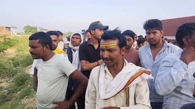 हाईवे पर दर्दनाक हादसा: ट्रक का टायर फटने से परिचालक की मौत
थरियांव में सड़क किनारे खड़े डंपर के पास हुआ हादसा, चालक ट्रक छोड़कर फरार
परिवार पर टूटा दुखों का पहाड़, पुलिस ने शुरू की कानूनी कार्रवाई
✒️रिपोर्ट नागेंद्र पांडये
फतेहपुर जिले के थरियांव थाना क्षेत्र में शनिवार को एक दर्दनाक सड़क हादसे में डंपर परिचालक की मौत हो गई। प्रारंभिक जानकारी के अनुसार हाईवे किनारे खड़े डंपर के पास मौजूद परिचालक को एक तेज रफ्तार ट्रक ने कुचल दिया। बताया जा रहा है कि ट्रक का टायर फटने के बाद वाहन अनियंत्रित हो गया और यह हादसा हुआ। घटना के बाद चालक वाहन छोड़कर मौके से फरार हो गया। पुलिस ने शव को कब्जे में लेकर जांच शुरू कर दी है।
फतेहपुर जनपद के थरियांव थाना क्षेत्र में हुए एक भीषण सड़क हादसे ने पूरे इलाके को झकझोर कर रख दिया। हाईवे किनारे खड़े डंपर के पास मौजूद परिचालक की एक अनियंत्रित ट्रक की चपेट में आने से मौके पर ही मौत हो गई। हादसे के बाद क्षेत्र में अफरा-तफरी मच गई और बड़ी संख्या में लोग मौके पर एकत्र हो गए।
प्राप्त जानकारी के अनुसार थरियांव थाना क्षेत्र के टेक्सारी बुजुर्ग गांव निवासी 40 वर्षीय रक्षपाल पुत्र इंद्रपाल गांव के ही डंपर चालक पप्पू पुत्र गुलाब के साथ परिचालक के रूप में कार्य करते थे। दोनों गिट्टी लोड करने के बाद गांव के सामने हाईवे किनारे डंपर खड़ा कर घर जाने की तैयारी कर रहे थे।
इसी दौरान पीछे से आ रहे एक तेज रफ्तार ट्रक का अचानक टायर फट गया। प्रत्यक्षदर्शियों के अनुसार टायर फटते ही ट्रक अनियंत्रित हो गया और सड़क किनारे खड़े रक्षपाल को कुचलते हुए निकल गया। हादसा इतना गंभीर था कि परिचालक की मौके पर ही मौत हो गई।
घटना के बाद ट्रक चालक वाहन छोड़कर मौके से फरार हो गया। सूचना मिलते ही थरियांव थाना पुलिस तत्काल मौके पर पहुंची और शव को कब्जे में लेकर आवश्यक कार्रवाई शुरू कर दी।
परिवार पर टूटा दुखों का पहाड़
मृतक रक्षपाल अपने परिवार के मुख्य कमाने वाले सदस्य थे। हादसे की सूचना मिलते ही पत्नी सुनीता देवी, पुत्रियां नीलम, पुष्पा, शिवरानी तथा पुत्र मोहन और सोहन का रो-रोकर बुरा हाल हो गया। गांव में भी शोक का माहौल व्याप्त हो गया।
पुलिस ने शुरू की जांच
थाना प्रभारी शमशेर बहादुर सिंह ने बताया कि शव को पोस्टमार्टम के लिए भेज दिया गया है तथा मामले में अग्रिम वैधानिक कार्रवाई की जा रही है। फरार ट्रक चालक की तलाश के लिए भी आवश्यक कदम उठाए जा रहे हैं।
थरियांव का यह हादसा एक बार फिर सड़क सुरक्षा और भारी वाहनों की तकनीकी जांच की आवश्यकता को रेखांकित करता है। एक पल की दुर्घटना ने एक परिवार से उसका सहारा छीन लिया। पुलिस मामले की जांच कर रही है और आगे की कार्रवाई पोस्टमार्टम रिपोर्ट एवं साक्ष्यों के आधार पर की जाएगी।
ND NEWS की अपील
🔹 हाईवे पर वाहन खड़ा करते समय निर्धारित सुरक्षा मानकों का पालन करें।
🔹 भारी वाहनों के टायर और ब्रेक सिस्टम की नियमित जांच कराना आवश्यक है।
🔹 सड़क किनारे खड़े होने की स्थिति में रिफ्लेक्टर और चेतावनी संकेतों का प्रयोग करें।
🔹 दुर्घटना होने पर मौके से फरार होने के बजाय कानूनी प्रक्रिया में सहयोग करें।
🔹 प्रशासन को हाईवे सुरक्षा जागरूकता अभियान और तकनीकी जांच को और प्रभावी बनाना चाहिए।
ND NEWS संदेश:
"सड़क पर सावधानी ही जीवन की सबसे बड़ी सुरक्षा है। एक छोटी लापरवाही कई परिवारों की खुशियां छीन सकती है।"
👇👇
#NDNews
#दैनिकनिष्पक्षधारा
#FatehpurNews
#Thariyaw
#RoadAccident
#HighwayAccident
#BreakingNews
#RoadSafety
#UPPolice
#FatehpurPolice
#ShamsherBahadurSingh
#TrafficSafety
#PublicSafety
#AccidentNews
#JusticeForVictim
👇🙏
👇👇
@dgpup
@RSSorg
@UPGovt
@wpl1090
@RSSgeet
@Uppolice
@MIB_India
@PMOIndia
@HMOIndia
@abmanglik
@VHPDigital
@igrangealld
@myogioffice
@InfoDeptUP
@dmfatehpur
@sdmsadarftp
@CMOfficeUP
@CMOUP_RC
@UPPRD1948
@ChiefSecyUP
@ChiefSecyUP
@MahantYogiG
@FatehpurSdm
@fatehpurpolice
@BajrangDalOrg
@112UttarPradesh
@myogiadityanath
@CommissionerPrg
@ADGZonPrayagraj
👇👇
🟥 ND NEWS | दैनिक निष्पक्ष धारा
मुख्य संपादक / संस्थापक: राजन सिंह हाड़ा
सह-संपादक: शालिनी सिंह भदौरिया
✒️ रिपोर्ट : सहयोगी शिवा गुप्ता के साथ जिला ब्यूरो अजय श्रीवास्तव
📍 कार्यालय-3: U158, हीरा स्वीट्स के पास, विकास मार्ग, लक्ष्मी नगर, पूर्वी दिल्ली, पिन कोड – (110092) (NCR)
📍 कार्यालय-2: विधानसभा रोड, बर्लिंगटन चौराहा, लखनऊ (226001) (UP)
📍 कार्यालय-1: 1/1 अटल बिहारी चौराहा, नियर बर्मा चौराहा, फतेहपुर (212601) (UP)
📅 दिनांक: 14 जून 2026
📆 दिन: रविवार
📧 Email: ndnewschannel@gmail.com
📞 मोबाइल: 9696119696