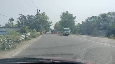 बटाने नदी पुल पर रोक के बावजूद दौड़ रही हैं हाईवा-बड़ी गाड़ियां, NHAI ने पुल को क्षतिग्रस्त घोषित किया है, 4.56 करोड़ से बनेगा डायवर्सन, 2 महीने में होगा तैयार।
*औरंगाबाद, 14 जून 2026*
औरंगाबाद जिला प्रशासन और NHAI के रोक के बावजूद NH-139 पर बताने नदी पुल से हाईवा और बड़ी गाड़ियों का आवागमन लगातार जारी है। पुल में दरार आने के बाद NHAI ने इसे क्षतिग्रस्त घोषित कर दिया है, लेकिन इसके बाद भी भारी वाहन बेरोकटोक गुजर रहे हैं। इससे कभी भी बड़ी दुर्घटना की आशंका बनी हुई है।
*1. दरार के बाद बंद है पुल, फिर भी नियमों की अनदेखी*
NHAI द्वारा पुल का निरीक्षण करने के बाद संरचना में दरार पाई गई थी। सुरक्षा कारणों से पुल को भारी वाहनों के लिए बंद कर दिया गया और जिला प्रशासन ने भी रोक लगाई हैं। इसके बावजूद हाईवा और ट्रक लगातार पुल से गुजर रही हैं। स्थानीय लोगों का कहना है कि प्रशासन की सख्ती नहीं होने से ड्राइवर नियम तोड़ रहे हैं।
*2. 4.56 करोड़ से बनेगा डायवर्सन, 3 महीने लगेंगे*
पुल की वैकल्पिक व्यवस्था के लिए 4 करोड़ 56 लाख रुपये की लागत से डायवर्सन बनाया जा रहा है। NHAI अधिकारियों के मुताबिक डायवर्सन का काम कुछ दिनों में शुरू हो जाएगा और 2 से 3 महीने में बनकर तैयार हो जाएगा। तब तक छोटे वाहनों को ही आवाजाही की अनुमति है, लेकिन बड़े वाहन चालक आदेश नहीं मान रहे*।
*3. हादसे की आशंका, प्रशासन से सख्ती की मांग*
क्षतिग्रस्त पुल पर ओवरलोड हाईवा चलने से पुल के टूटने का खतरा बढ़ गया है। अगर समय रहते सख्ती नहीं बरती गई तो जानमाल का बड़ा नुकसान हो सकता है। स्थानीय लोगों ने जिला प्रशासन और NHAI से बैरिकेडिंग और पुलिस तैनाती की मांग की है ताकि भारी वाहनों पर पूरी तरह रोक लगे।
#Aurangabad #NH139 #BataneRiverBridge #DamagedBridge #NHAI #HeavyVehicles #Diversion #RoadSafety #BiharPolice