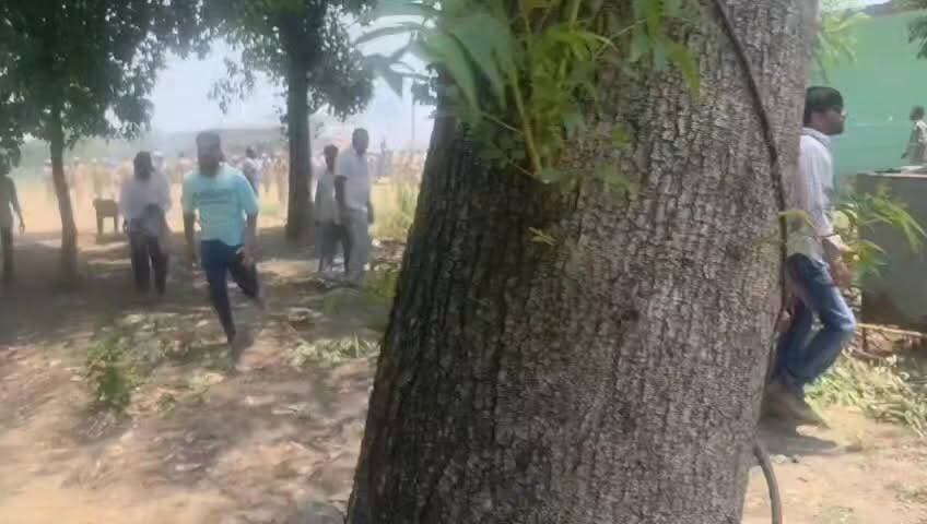 बैरागीवाला में हत्या के बाद फूटा गुस्सा, पुलिस प्रशासन के ऊपर जमकर हुई पत्थरबाजी
बैरागीवाला में युवक की हत्या के बाद लोगों का आक्रोश सड़क पर दिखाई दिया। प्रशासन और स्थानीय लोगों के बीच वार्ता सफल न होने पर गुस्साई भीड़ ने जमकर पत्थरबाजी की। क्षेत्र में तनावपूर्ण स्थिति को देखते हुए भारी पुलिस बल तैनात कर दिया गया है। प्रशासन हालात पर नजर बनाए हुए है और शांति व्यवस्था बनाए रखने की अपील कर रहा है।
#highlightseveryone #BreakingNews #PoliceAction #LawAndOrder #uttarakhand #dehradun #sahaspur
