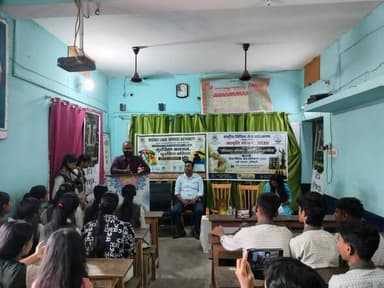प्रेस विज्ञप्ति
जिला विधिक सेवा प्राधिकरण, पूर्वी चंपारण, मोतिहारी
आज बिहार राज्य विधिक सेवा प्राधिकरण (BSLSA) के Minimum Action Plan के अंतर्गत Ira Prep Public School, मोतिहारी में एक विधिक जागरूकता कार्यक्रम का आयोजन किया गया। कार्यक्रम में राष्ट्रीय विधिक सेवा प्राधिकरण (NALSA) की “जागृति योजना” के बारे में विस्तृत जानकारी दी गई।
इस अवसर पर “सुरक्षित बचपन, सुरक्षित भविष्य” तथा “वरिष्ठजन सशक्तिकरण और गरिमा” जैसे महत्वपूर्ण विषयों पर विशेष चर्चा की गई। बच्चों को उनके अधिकारों, सुरक्षा उपायों तथा विधिक सहायता प्राप्त करने की प्रक्रिया के बारे में सरल एवं प्रभावी ढंग से अवगत कराया गया।
कार्यक्रम में पैनल अधिवक्ता श्री दक्ष कायस्थ, टाउन थाना के एसआई श्री चंदन कुमार, पैरा लीगल वॉलेंटियर (PLV) श्री सिद्धांत कुमार, डॉ. प्रगति (बाल रोग विशेषज्ञ) एवं विद्यालय के निदेशक श्री राजेश कुमार उपस्थित रहे।
सभी वक्ताओं ने बच्चों को जागरूक करते हुए कहा कि विधिक जानकारी ही सशक्त समाज की नींव है। बच्चों को NALSA की विभिन्न योजनाओं, विशेष रूप से जागृति योजना के अंतर्गत उपलब्ध निःशुल्क विधिक सहायता, हेल्पलाइन सेवाओं तथा सुरक्षा उपायों के बारे में विस्तार से बताया गया।
कार्यक्रम के अंत में विद्यार्थियों को अपने अधिकारों के प्रति सजग रहने तथा किसी भी प्रकार की समस्या होने पर विधिक सहायता लेने के लिए प्रेरित किया गया। विद्यालय प्रशासन एवं प्रतिभागियों ने इस प्रकार के जागरूकता कार्यक्रमों को अत्यंत उपयोगी एवं आवश्यक बताया।
Information & Public Relations Department, Government of Bihar