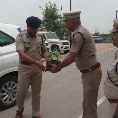 उदयपुर रेंज के पुलिस महानिरीक्षक श्रीमान गौरव श्रीवास्तव द्वारा जिला पुलिस सलूम्बर का निरीक्षण
आज उदयपुर रेंज के पुलिस महानिरीक्षक द्वारा जिला पुलिस सलूम्बर का निरीक्षण किया गया। निरीक्षण के दौरान पुलिस कार्यालय, थाना कार्यप्रणाली, अपराध नियंत्रण, कानून-व्यवस्था एवं विभिन्न शाखाओं के कार्यों की समीक्षा की गई।
श्रीमान पुलिस महानिरीक्षक महोदय ने अधिकारियों एवं कर्मचारियों को आमजन के प्रति संवेदनशील, पारदर्शी एवं उत्तरदायी पुलिसिंग सुनिश्चित करने के निर्देश दिए। साथ ही लंबित प्रकरणों के शीघ्र निस्तारण, अपराधों की प्रभावी रोकथाम, साइबर अपराधों के प्रति जागरूकता तथा कानून-व्यवस्था को और अधिक सुदृढ़ बनाए रखने हेतु आवश्यक दिशा-निर्देश प्रदान किए।
निरीक्षण के दौरान पुलिस कार्मिकों को अनुशासन, कर्तव्यनिष्ठा एवं जनसेवा की भावना के साथ कार्य करने के लिए प्रेरित किया गया तथा जिले में किए जा रहे उत्कृष्ट कार्यों की सराहना करते हुए भविष्य में और बेहतर प्रदर्शन के लिए प्रोत्साहित किया गया।
"सुरक्षा, सेवा एवं सुशासन के प्रति पुलिस की प्रतिबद्धता ही जनता का विश्वास मजबूत करती है।" #rajasthanpolice #igpudaipur #salumberpolice