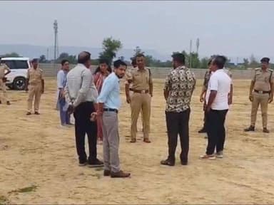 रोहतास जिले के बड्डी गांव में भारतीय क्रिकेटर आकाश दीप के शादी में सीएम सम्राट चौधरी के आगमन को लेकर प्रशासनिक तैयारियां शुरू हो गई हैं। डीएम, एसपी, एसडीएम समेत कई वरीय अधिकारियों ने हेलीपैड स्थल और गांव का दौरा कर सुरक्षा एवं अन्य व्यवस्थाओं का जायजा लिया। बता दें कि 21 जून को आकाशदीप के तिलक समारोह में कई बड़ी हस्तियों के पहुंचने की संभावना है।