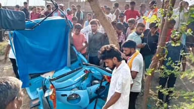 औरंगाबाद के जोगरी गांव में अनियंत्रित ऑटो ढलान में उतरकर पेड़ से टकराई, 6 घायल, 3 गया रेफर
औरंगाबाद जिले के सलैया थाना क्षेत्र में रविवार को बड़ा हादसा हो गया। जोगरी गांव के समीप सवारी से भरी एक ऑटो अनियंत्रित होकर सड़क किनारे ढलान में उतर गई और इसके बाद पेड़ से टकरा गई। टक्कर से ऑटो का अगला हिस्सा चप गया।
हादसे में ग्राम पंचायत पीरथु के भुइयां बिगहा निवासी मुनारिक यादव के 50 वर्षीय बेटा उमेश यादव, रमन यादव के 28 वर्षीय बेटा अमरेंद्र यादव, धनंजय यादव के 16 वर्षीय बेटा रोहित कुमार, स्वर्गीय बुधन यादव के 50 वर्षीय बेटा चालक रामध्यान यादव, ग्राम पंचायत सलैया के बेला गांव निवासी रामपति चौधरी के 47 वर्षीय बेटा शिवनाथ चौधरी एवं शिवनाथ चौधरी की 45 वर्षीय पत्नी इंदु देवी घायल हुए हैं। ये सभी लोग घर से ऑटो पर बैठकर मदनपुर जा रहे थे। हादसे में चालक रामध्यान यादव समेत दो लोग ऑटो में फंस गए। स्थानीय ग्रामीणों के सहयोग से रेस्क्यू शुरू किया गया। सूचना पर सलैया थाना के एएसआई सुनील कुमार, ग्राम पंचायत खिरियावां के मुखिया प्रतिनिधि रंजीत यादव, पैक्स अध्यक्ष संजय यादव, पूर्व पैक्स अध्यक्ष प्रतिनिधि सह राजद नेता रंजीत यादव, पूर्व जिला पार्षद प्रफुल सिंह, समाजसेवी केदार साह, सोनू सिंह, प्रभु पासवान, विकास यादव मौके पर पहुंचे।
ग्रामीणों और पुलिस की कड़ी मशक्कत के बाद ऑटो में फंसे पांच लोगों को निकालकर एंबुलेंस से सामुदायिक स्वास्थ्य केंद्र मदनपुर भेजा गया। चालक के पैर फंसे होने के कारण करीब एक घंटे तक गैस कटर से ऑटो के पार्ट्स काटकर उन्हें निकाला गया।
सीएचसी मदनपुर में डॉक्टर कुमार जय के द्वारा प्राथमिक उपचार के बाद उमेश यादव, चालक रामध्यान यादव और इंदु देवी की स्थिति गंभीर देखते हुए अनुग्रह नारायण मगध मेडिकल कॉलेज गया रेफर कर दिया गया।
घटना की जानकारी मिलते ही ग्राम पंचायत पीरथु के मुखिया प्रतिनिधि विनोद सिंह, ग्राम पंचायत सलैया के मुखिया मनोज चौधरी, उपमुखिया अशोक कुमार गुप्ता, राजद नेता राजू सिद्धि यादव, विश्वजीत कुमार गुप्ता, संतोष यादव अस्पताल पहुंचे और घायल लोगों का हाल-चाल जाना। पुलिस मामले की जांच कर रही है।
#Aurangabad #BiharNews #RoadAccident #Salaiya #BreakingNews #Bihar #HumanityFirst #RoadSafety