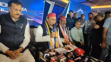 🔥 आगरा से अखिलेश यादव का चुनावी शंखनाद!
"2027 में गठबंधन के साथ चुनाव लड़ेंगे" — आगरा से सपा प्रमुख अखिलेश यादव ने भाजपा पर जमकर हमला बोला। महंगाई, बेरोजगारी, पेपर लीक और व्यापारियों के मुद्दे उठाते हुए कहा कि भाजपा के 12 साल सिर्फ वादों में निकल गए।
⚡ फिरोजाबाद को 'ग्लास सिटी' बनाने का वादा
⚡ युवाओं को रोजगार और पेपर लीक पर सख्त कार्रवाई का दावा
⚡ 2027 के लिए गठबंधन का साफ संकेत
💥 क्या यूपी की राजनीति में 2027 सबसे बड़ा मुकाबला लेकर आने वाला है?
👉 आपकी राय क्या है, कमेंट में बताइए।
#AkhileshYadav #Agra #SamajwadiParty #UPPolitics #Election2027 #PDA #BJPvsSP #PoliticalNews #BreakingNews #UttarPradesh #ViralNews #AkhileshInAgra #UPNews