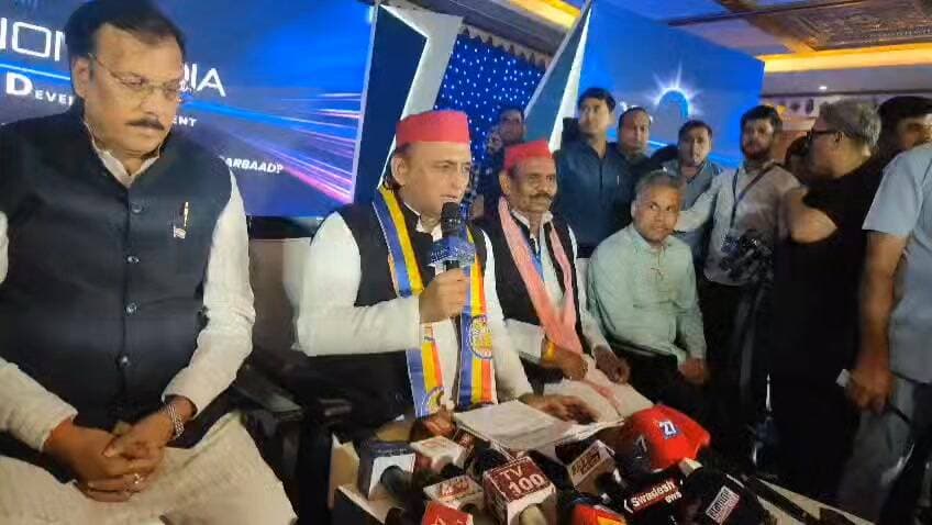🔥 आगरा से अखिलेश यादव का चुनावी शंखनाद!
"2027 में गठबंधन के साथ चुनाव लड़ेंगे" — आगरा से सपा प्रमुख अखिलेश यादव ने भाजपा पर जमकर हमला बोला। महंगाई, बेरोजगारी, पेपर लीक और व्यापारियों के मुद्दे उठाते हुए कहा कि भाजपा के 12 साल सिर्फ वादों में निकल गए।
⚡ फिरोजाबाद को 'ग्लास सिटी' बनाने का वादा
⚡ युवाओं को रोजगार और पेपर लीक पर सख्त कार्रवाई का दावा
⚡ 2027 के लिए गठबंधन का साफ संकेत
💥 क्या यूपी की राजनीति में 2027 सबसे बड़ा मुकाबला लेकर आने वाला है?
👉 आपकी राय क्या है, कमेंट में बताइए।
#AkhileshYadav #Agra #SamajwadiParty #UPPolitics #Election2027 #PDA #BJPvsSP #PoliticalNews #BreakingNews #UttarPradesh #ViralNews #AkhileshInAgra #UPNews