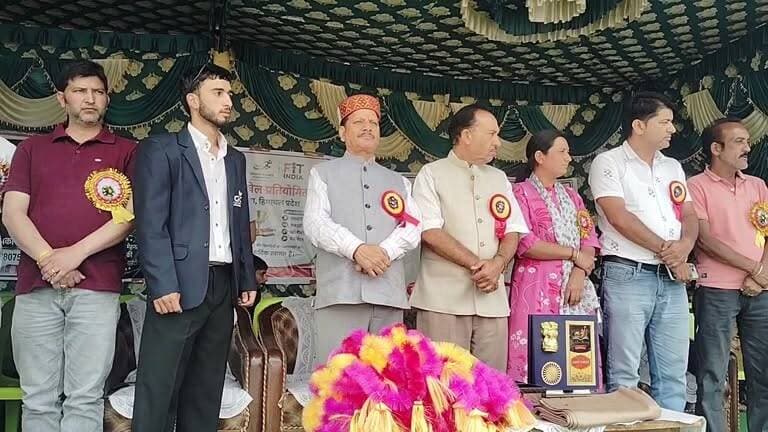 🏃♂️🏅 सलूणी में आयोजित तीन दिवसीय मैराथन एवं खेलकूद प्रतियोगिता के समापन समारोह में मुख्य अतिथि के रूप में स्थानीय विधायक D. S. Thakur ji ने की शिरकत। उनके आगमन को लेकर खिलाड़ियों और क्षेत्रवासियों में उत्साह का माहौल है। 🎉
#SalooniMarathon #DSThakur #ChiefGuest #SportsEvent #Salooni #Chamba #HimachalPradesh #Marathon #YouthSports #ClosingCeremony