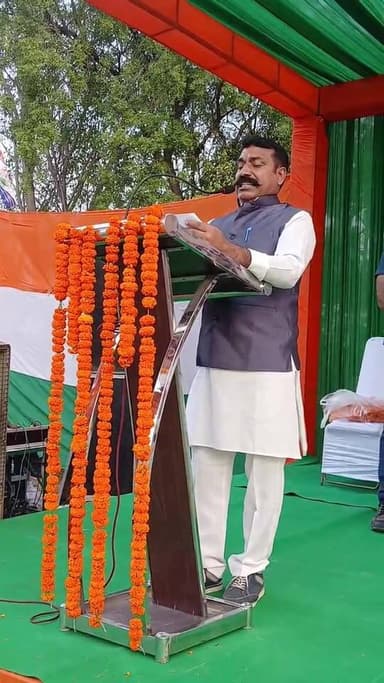 "जात-पात का भेदभाव इनकार, हम सब भारतवासी हैं." – राष्ट्रीय अध्यक्ष अजय तिवारी का बड़ा संदेश...
#AjayTiwari
#BharatiyaPravasiJanataParty
#BPJP
#NationalConvention
#Faridabad
#SurajkundRoad
#PoliticalEvent
#NationalPresident
#PartyConvention
#IndiaFirst
#EkBharat
#voiceoffaridabad
#Voiceoffreedom