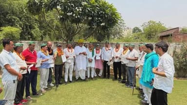 ग्रेटर नोएडा में ज़ेवर टोल के महाप्रबंधक के कथित बयान को लेकर किसानों में नाराज़गी बढ़ गई है। भारतीय किसान यूनियन (कृषक) ने चेतावनी दी है कि यदि एक सप्ताह के भीतर कार्रवाई नहीं हुई तो 22 जून को ज़ेवर टोल पर महापंचायत और आंदोलन किया जाएगा।
भारतीय किसान यूनियन (कृषक) की मासिक बैठक ग्रेटर नोएडा स्थित कैंप कार्यालय पर आयोजित हुई। बैठक की अध्यक्षता मामचंद भगत ने की। इस दौरान संगठन के राष्ट्रीय अध्यक्ष कृष्ण नागर ने कहा कि ज़ेवर टोल के महाप्रबंधक आनंद द्वारा किसानों को असामाजिक तत्व बताए जाने से किसानों के मान-सम्मान को ठेस पहुंची है और यह पूरे किसान समाज का अपमान है।
संगठन के राष्ट्रीय संगठन मंत्री हरबीर सिंह ने कहा कि यदि एक सप्ताह के भीतर संबंधित अधिकारी के खिलाफ एफआईआर दर्ज कर उसे टोल से नहीं हटाया गया तो 22 जून को ज़ेवर टोल पर महापंचायत कर बड़ा आंदोलन किया जाएगा।
बैठक में किसानों से जुड़े कई मुद्दों पर भी चर्चा हुई। नेताओं ने गांवों में साफ-सफाई की व्यवस्था, किसानों को समय पर खाद उपलब्ध कराने और सिंचाई के लिए नहरों में पानी छोड़े जाने की मांग उठाई।
इस दौरान संगठन का विस्तार भी किया गया। कई पदाधिकारियों को नई जिम्मेदारियां सौंपी गईं। बैठक में हरबीर सिंह, हरेंद्र नागर, सतपाल नागर, देवेंद्र कसाना, विकास नागर, राजकुमार, कपिल कसाना, प्रमोद चौधरी, रविंद्र भाटी, सरजीत नागर, संजय नागर और राजेश अवाना समेत बड़ी संख्या में किसान मौजूद रहे।