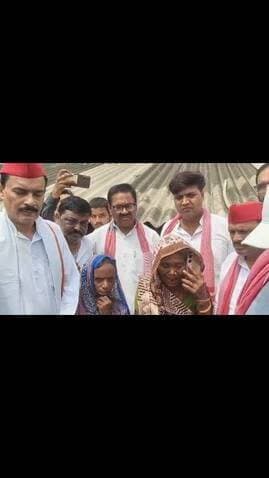 ***निष्पक्ष जांच के लिए हर स्तर पर आवाज उठाएगा विश्वकर्मा-अमित शर्मा***
---खुटार के हरनहाई गांव पहुंचे सपा जिलाध्यक्ष, पुलिस कार्रवाई पर उठाए सवाल---
शाहजहांपुर के थाना खुटार क्षेत्र में एक साल की बच्ची से दुष्कर्म करने के आरोपी गुड्डू शर्मा को पुलिस ने मुठभेड़ के दौरान गिरफ्तार किया था। आरोपी के दोनों पैर में गोली लगी थी। 10 जून को खुटार पुलिस ने विधिक कार्रवाई करते हुए आरोपी गुड्डू शर्मा को जेल भेज दिया था। 11 जून को प्रधान शोभित कुमार पासवान के नेतृत्व में गांव के तमाम लोगों ने दुष्कर्म के आरोपी गुडडू शर्मा को निर्दोष और फर्जी मुठभेड़ का पुलिस पर आरोप लगाते हुए खुटार थाना क्षेत्र की चांदपुर चौकी का घेराव कर प्रदर्शन किया था। इस दौरान पुलिस ने प्रदर्शनकारियों पर लाठी चार्ज किया था। जिसमें गांव की कई महिलाएं और पुरुष चोटिल हुए थे। यही नहीं, पुलिस ने प्रदर्शन करने वाले ग्राम प्रधान शोभित पासवान सहित अन्य लोगों पर मुकदमा दर्ज किया था। यह मामला सोशल मीडिया पर वायरल होने के बाद अखिल भारतीय विश्वकर्मा महासभा के राष्ट्रीय अध्यक्ष एवं पूर्व मंत्री रामआसरे विश्वकर्मा ने समाजवादी पार्टी के राष्ट्रीय अध्यक्ष अखिलेश यादव को मामले की जानकारी दी और फर्जी मुठभेड़, पुलिस कार्रवाई और ग्रामीणों पर दर्ज मुकदमों की निष्पक्ष जांच कराने की मांग रखी। जिसके क्रम में सपा के राष्ट्रीय नेतृत्व के निर्देश पर सपा का एक शिष्टमंडल तथा अखिल भारतीय विश्वकर्मा महासभा के जिलाध्यक्ष अमित शर्मा के साथ तमाम पदाधिकारी शनिवार को थाना खुटार क्षेत्र के गांव हरनहाई पहुंचे। यहां, प्रतिनिधिमंडल ने ग्रामीणों, वर्तमान ग्राम प्रधान के परिवार, पूर्व प्रधान तथा आरोपी गुड्डू शर्मा के परिजनों से मुलाकात की और उन्हें न्याय दिलाने का भरोसा दिया।सपा जिलाध्यक्ष तनवीर खान ने कहा कि भाजपा सरकार जनता के मौलिक अधिकारों व लोकतंत्र का हनन कर रही है। पीड़ित गुड्डू शर्मा को न्याय दिलाने के लिए गांव वाले शांतिपूर्वक धरना प्रदर्शन कर रहे थे, लेकिन पुलिस ने बर्बरतापूर्वक लाठीचार्ज करके अंग्रेजी सरकार को भी पीछे छोड़ दिया है। उन्होंने इस मामले की जांच करवाकर दोषियों के खिलाफ सख्त से सख्त कार्रवाई और पीड़ित गुड्डू शर्मा को न्याय दिलाने की मांग की।पूर्व मंत्री अवधेश कुमार वर्मा ने कहा कि भाजपा सरकार महिला की सुरक्षा नही,बल्कि महिलाओं पर लाठीचार्ज करवाकर खुला अपमान कर रही है।विश्वकर्मा समाज के जिलाध्यक्ष अमित शर्मा ने कहा कि पूरा समाज पीड़ित परिवार के साथ है और निष्पक्ष जांच के लिए हर स्तर पर आवाज उठाएगा। इस मौके पर सपा जिला महासचिव रंणजय सिंह यादव, सपा महानगर अध्यक्ष चौधरी रामकुमार भोजवाल, सपा नेता जितेंद्र प्रसाद गौतम, ब्रह्मानंद मिश्रा, मिश्रीलाल पटेल, जितेंद्र वर्मा, आसिफ खान, सतीश चंद्र शर्मा, महेश शर्मा, विकास शर्मा, अतुल शर्मा, रामनिवास शर्मा, राजकुमार शर्मा, सामर्थ यादव, अतेंद्र वर्मा, श्यामलाल जाटव, पीएल गौतम, अखिलेश शर्मा, मानवेंद्र सिंह यादव उर्फ मोनू, सरदार सत्यपाल सिंह, राजकुमार शंखधार, रामप्रसाद कनौजिया, हिमांशु गुप्ता, मनजीत, फराज इदरीसी, रानू खान, सरदार बलजीत सिंह, नीरज कुमार आदि कई लोग मौजूद रहे।
#आपका_अपना_शहर