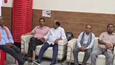 कोडरमा में भाजपा के पुराने कार्यकर्ताओं की बैठक, संगठन को मजबूत करने पर मंथन
कोडरमा नगर पंचायत में भारतीय जनता पार्टी के पुराने कार्यकर्ताओं एवं नेताओं की एक महत्वपूर्ण बैठक रविवार को 2 बजे आयोजित की गई। बैठक में पार्टी के वरिष्ठ एवं संस्थापक कार्यकर्ताओं ने भाग लिया और संगठन की वर्तमान स्थिति तथा पुराने कार्यकर्ताओं की भूमिका पर चर्चा की. पूर्व जिला अध्यक्ष रामचंद्र सिंह ने कहा कि भाजपा को खड़ा करने और गांव-गांव तक पहुंचाने में पुराने कार्यकर्ताओं का महत्वपूर्ण योगदान रहा है। उन्होंने आरोप लगाया कि वर्तमान में कई पुराने कार्यकर्ताओं की उपेक्षा हो रही है, जिससे उनमें असंतोष की भावना बढ़ रही है। उन्होंने कहा कि सभी पुराने कार्यकर्ताओं को फिर से सक्रिय कर संगठन को मजबूत बनाने की रणनीति तैयार की जाएगी।वहीं, संयुक्त हजारीबाग-कोडरमा जिले के पूर्व जिला अध्यक्ष ने भाजपा के शुरुआती दिनों को याद करते हुए कहा कि जब पार्टी राष्ट्रीय स्तर पर संघर्ष कर रही थी, तब कोडरमा ने भाजपा का झंडा बुलंद रखा था। उन्होंने पार्टी को मजबूत बनाने वाले कई दिवंगत कार्यकर्ताओं को भी श्रद्धापूर्वक याद किया और उनके योगदान को अविस्मरणीय बताया।बैठक में संगठन विस्तार, पुराने कार्यकर्ताओं के सम्मान तथा आगामी रणनीति को लेकर विचार-विमर्श किया गया।