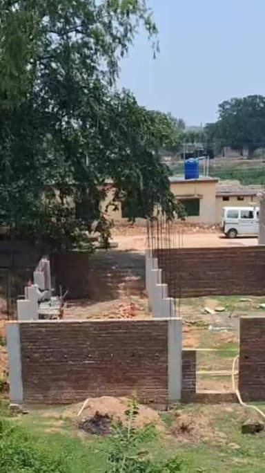 थाना के आदेश के बावजूद भूमि पर निर्माण कार्य जारी, मुख्यमंत्री से कार्रवाई की मांग
कोडरमा। डोमचांच थाना क्षेत्र के नवाडीह गांव निवासी श्रीकांत पाण्डेय ने मुख्यमंत्री को आवेदन देकर भूमि विवाद मामले में हस्तक्षेप और कार्रवाई की मांग की है। उन्होंने आरोप लगाया है कि उनके घर के सामने स्थित खाता संख्या-165 एवं प्लॉट संख्या-20, 30 की जमीन पर कुछ लोगों द्वारा अवैध कब्जा और निर्माण कार्य का प्रयास किया जा रहा है।
आवेदन में कहा गया है कि उक्त भूमि का उपयोग उनके परिवार द्वारा वर्षों से खेती-बारी तथा पशु बांधने के लिए किया जाता रहा है। आरोप है कि गांव के कुछ लोग जबरन घेराबंदी कर अवैध निर्माण कराने का प्रयास कर रहे हैं। विरोध करने पर मारपीट, गाली-गलौज और जान से मारने की धमकी दी जाती है, जिससे परिवार भय के माहौल में जी रहा है।
श्रीकांत पाण्डेय ने बताया कि इस मामले की शिकायत पूर्व में डोमचांच थाना, अंचल कार्यालय, अनुमंडल पदाधिकारी, उपायुक्त तथा पुलिस अधीक्षक कोडरमा से भी की जा चुकी है। उन्होंने दावा किया कि 11 जुलाई 2025 को थाना दिवस के दौरान संबंधित भूमि पर निर्माण कार्य रोकने का आदेश दिया गया था, लेकिन इसके बावजूद निर्माण कार्य जारी है।
आवेदक ने मुख्यमंत्री से मामले की जांच कर दोषियों के विरुद्ध उचित कार्रवाई करने तथा भूमि पर अवैध निर्माण और कब्जे को रोकने की मांग की है।