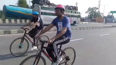 कोडरमा में खेलो इंडिया कार्यक्रम के तहत रविवार को अस्मिता महिला साइक्लिंग सिटी लीग एवं विश्व साइकिल पखवाड़ा का आयोजन किया गया। जेजे कॉलेज से निकली साइकिल रैली में 200 से अधिक छात्राओं और महिलाओं ने भाग लिया। उपायुक्त उत्कर्ष गुप्ता, डीडीसी रवि जैन समेत कई अधिकारियों ने साइकिल चलाकर महिला सशक्तिकरण का संदेश दिया।
उपायुक्त ने कहा कि सफलता उन्हीं को मिलती है जो कठिनाइयों का सामना करते हुए आगे बढ़ते हैं। प्रतियोगिता के विभिन्न वर्गों में दीपा कुमारी, श्वेता कुमारी और प्रीति कुमारी ने प्रथम स्थान प्राप्त किया। विजेता खिलाड़ियों को राज्यस्तरीय प्रतियोगिता में भाग लेने का अवसर मिलेगा।