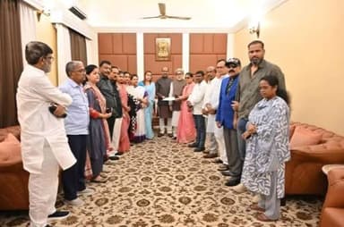 TMC के 20 बागी सांसद NCPI में करेंगे विलय, NDA गठबंधन को देंगे समर्थन।
लोकसभा स्पीकर ओम बिरला के साथ घंटों चली बैठक के बाद टीएमसी के बागी सांसदों ने बड़ा फैसला लिया है। रविवार को टीएमसी सांसद काकोली घोष दस्तीदार ने बड़ा बयान दिया है। उन्होंने कहा है कि लोकसभा में टीएमसी के 20 बागी सांसद नेशनलिस्ट सिटिजन्स पार्टी में शामिल होंगे। साथ ही सत्ताधारी एनडीए गठबंधन को अपना समर्थन देने जा रहे हैं। पश्चिम बंगाल की राजनीति में लगातार ऊथल पुथल के बीच बड़ी खबर निकलकर सामने आई है।
काकोली घोष दस्तीदार के अलावा टीएमसी के एक और बागी सांसद सुदीप बंदोपाध्याय ने संकेत दिया है कि उनका गुट टीएमसी नाम के लिए कानूनी रास्ता अपनाएगा। उन्होंने कहा है कि हम नेशनलिस्ट सिटिजन्स पार्टी में शामिल हो गए हैं। यह एक राजनीतिक पार्टी है। यह एक मान्यता प्राप्त क्षेत्रीय दल है. हमने इसमें विलय कर लिया है। कोर्ट ही तय करेगा कि असली टीएमसी कौनसी है।
इधर, अभिषेक बनर्जी ने स्पीकर को लिखे लेटर में आग्रह किया था कि वे पार्टी के किसी भी अलग गुट को मान्यता न दें। टीएमसी एक एकल दल है. यह अविभाज्य राजनीतिक दल है. लोकसभा में विधायी दल का अस्तित्व उसी राजनीतिक दल से आता है. वह उसी का एक हिस्सा है। इधर, अगर स्पीकर इस विलय को मंजूरी देते हैं, तो यह टीएमसी के लिए एक बड़ा राजनीतिक झटका होगा. इससे लोकसभा में पार्टी की ताकत घटकर 20 की संख्या तक रह जाएगी। साथ ही विपक्ष का पार्लियामेंट का अर्थमैटिक बदल सकता है।1998 में ममता बनर्जी ने टीएमसी की स्थापना की थी। अब तीन दशक बाद यह एक सबसे बड़ी टूट होगी।