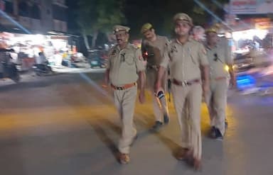 .#SP_अम्बेडकरनगर @prachiIPS के निर्देशानुसार जनपद में शान्ति/सुरक्षा एवं कानून व्यवस्था को सुदृढ़ बनाये रखने हेतु थाना मालीपुर पुलिस द्वारा क्षेत्रअंतर्गत पैदल गस्त किया गया व आमजन से संवाद कर सुरक्षा के प्रति आश्वस्त किया गया।
#Footpatrolling
#UPPolice https://t.co/JUv4UCzOzt