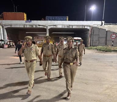 .#SP_अम्बेडकरनगर @prachiIPS के निर्देशानुसार जनपद में शान्ति/सुरक्षा एवं कानून व्यवस्था को सुदृढ़ बनाये रखने हेतु थाना बेवाना पुलिस द्वारा क्षेत्रअंतर्गत पैदल गस्त किया गया व आमजन से संवाद कर सुरक्षा के प्रति आश्वस्त किया गया।
#Footpatrolling
#UPPolice https://t.co/bATXHxAxUU